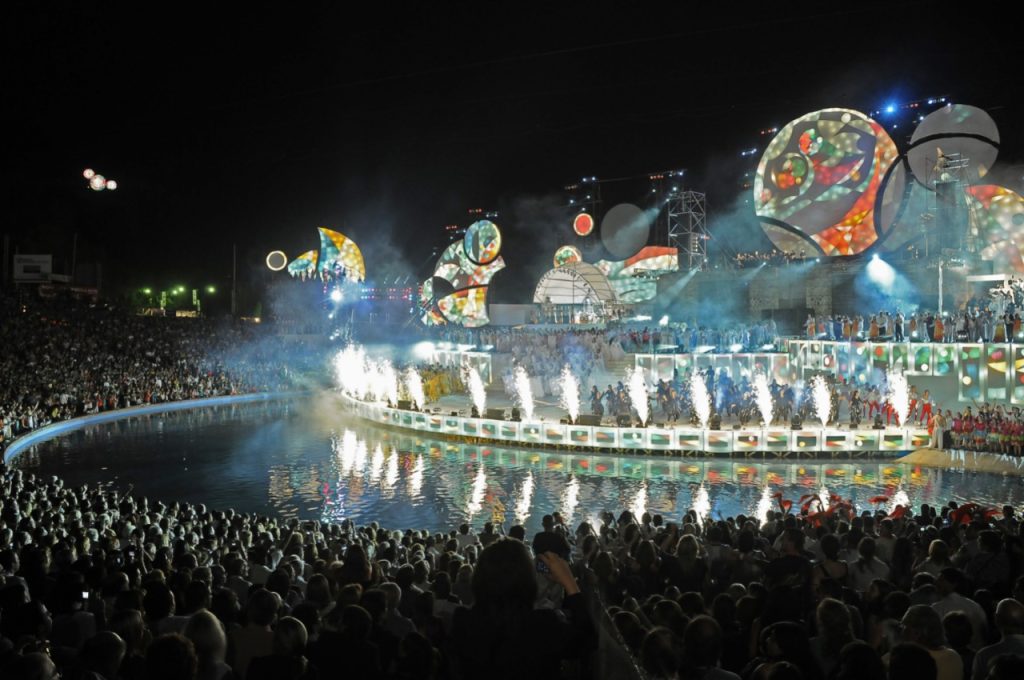 The festivities culminate in the Fiesta Nacional de la Vendimia, a grand theatrical performance held in the Greek-style Frank Romero Day amphitheater.